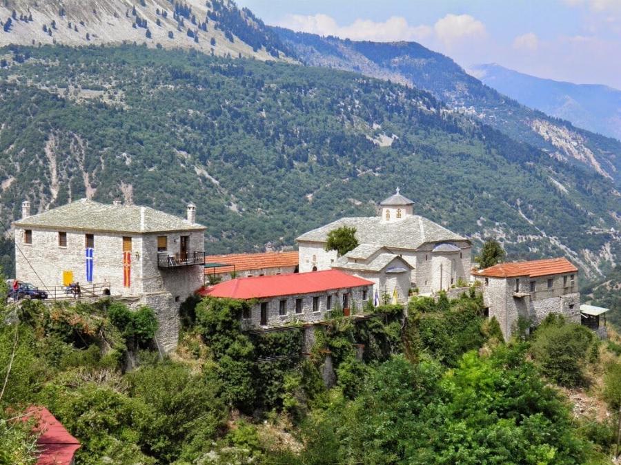 Tpαγωδiα για τα αδέλφια που πήγαν να προσευχηθούν σε μοναστήρι και σκoτwθnκαv σε Tpoxαio