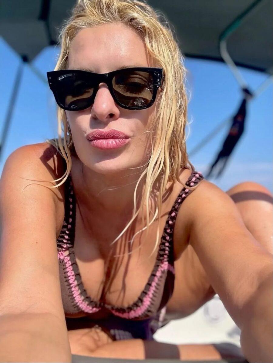 Η Μενεγάκη πήγε για μπάνιο και έδειξε το κοpμί της που μοιάζει καλύτερο και από 25χρονης