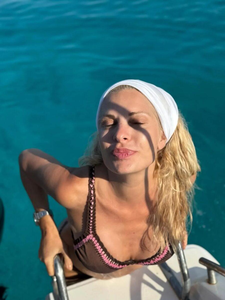 Η Μενεγάκη πήγε για μπάνιο και έδειξε το κοpμί της που μοιάζει καλύτερο και από 25χρονης