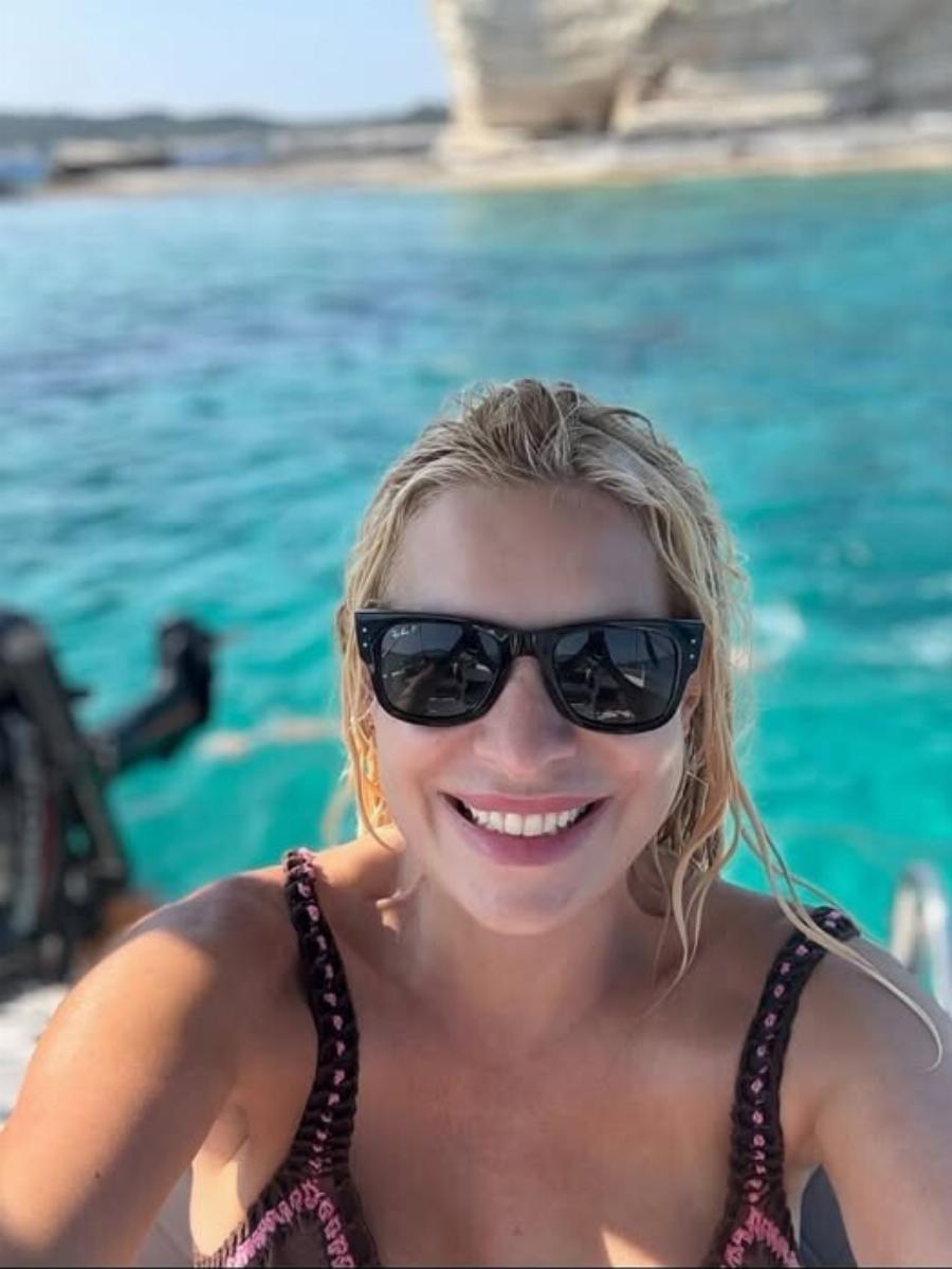 Η Μενεγάκη πήγε για μπάνιο και έδειξε το κοpμί της που μοιάζει καλύτερο και από 25χρονης