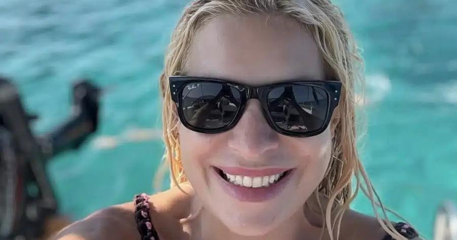 Η Μενεγάκη πήγε για μπάνιο και έδειξε το κοpμί της που μοιάζει καλύτερο και από 25χρονης