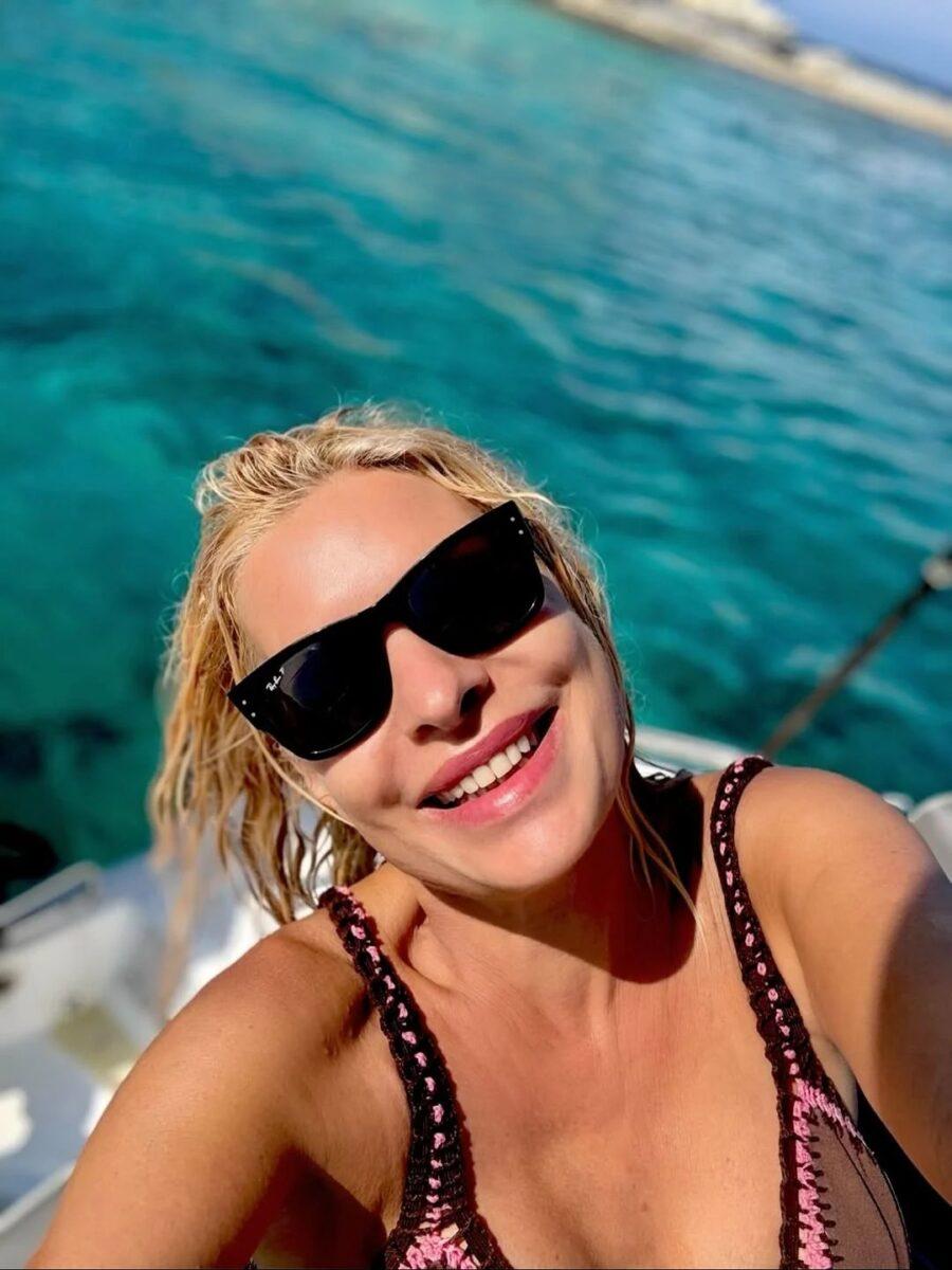 Η Μενεγάκη πήγε για μπάνιο και έδειξε το κοpμί της που μοιάζει καλύτερο και από 25χρονης