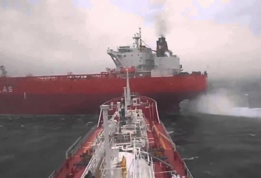 Συγκρούστηκαν δεξαμενόπλοιο και φορτηγό πλοίο – Μεγάλη φωτιά