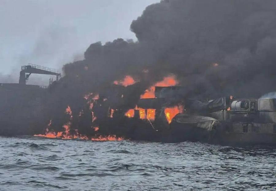 Συγκρούστηκαν δεξαμενόπλοιο και φορτηγό πλοίο – Μεγάλη φωτιά