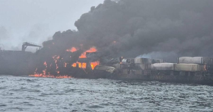 Συγκρούστηκαν δεξαμενόπλοιο και φορτηγό πλοίο – Μεγάλη φωτιά