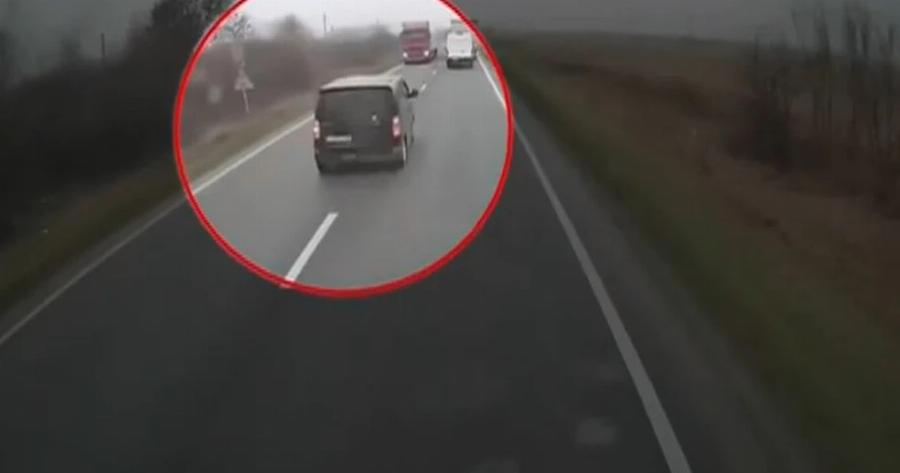 Γιατί ο οδηγός του βαν, εφόσον έκανε προσπέραση, έβγαλε δεξί φλας και πήγε να μπει στη λωρίδα, ξαφνικά έφυγε αριστερά;