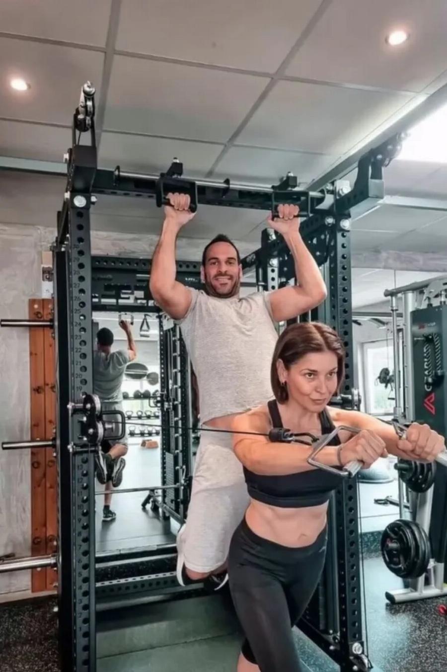 Ένα γυμναστήριο τους… χάζευε: Η Βαλέρια Κουρούπη γυμνάζεται με τον κατά 16 χρόνια μικρότερο σύντροφό της φορώντας μπουστάκι με κοιλιακούς πέτρα