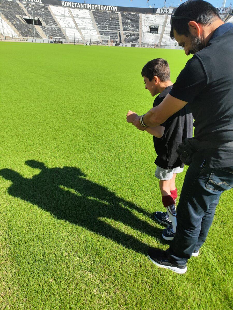 «Επέστρεψα σπίτι μου!» Ο μικρός Γιαννάκης έκανε τα πρώτα του βήματα στην Τούμπα