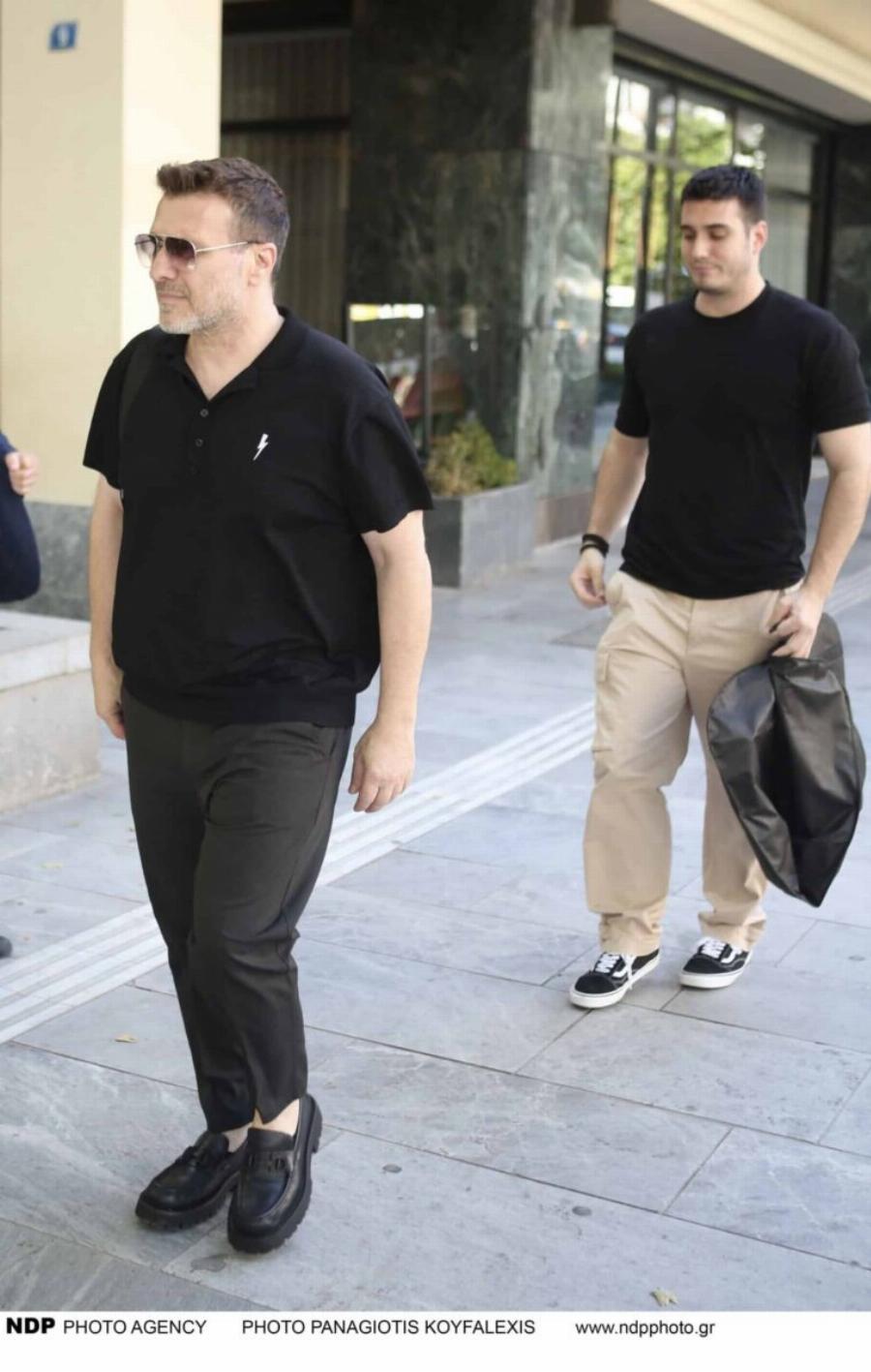 Όλοι κοιτούσαν τα παπούτσια του – Σπάνια εμφάνιση του Γιάννη Πλούταρχου στο κέντρο της Αθήνας μαζί με τον γιο του