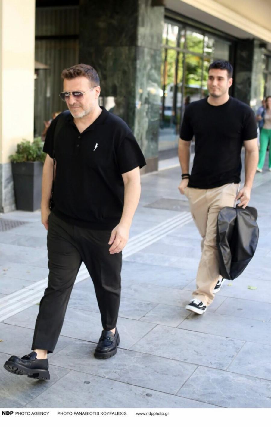 Όλοι κοιτούσαν τα παπούτσια του – Σπάνια εμφάνιση του Γιάννη Πλούταρχου στο κέντρο της Αθήνας μαζί με τον γιο του