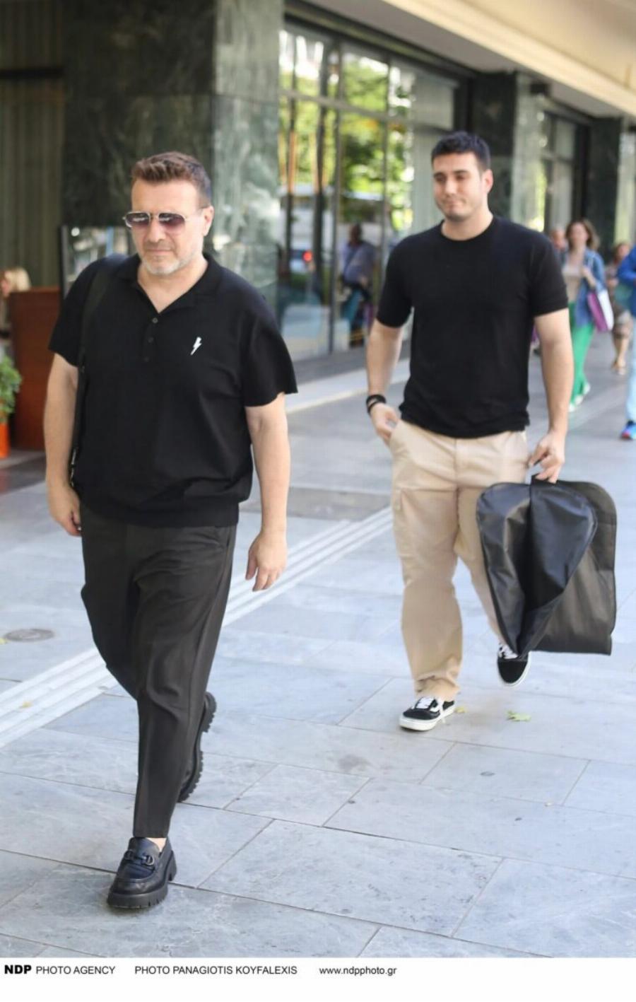 Όλοι κοιτούσαν τα παπούτσια του – Σπάνια εμφάνιση του Γιάννη Πλούταρχου στο κέντρο της Αθήνας μαζί με τον γιο του