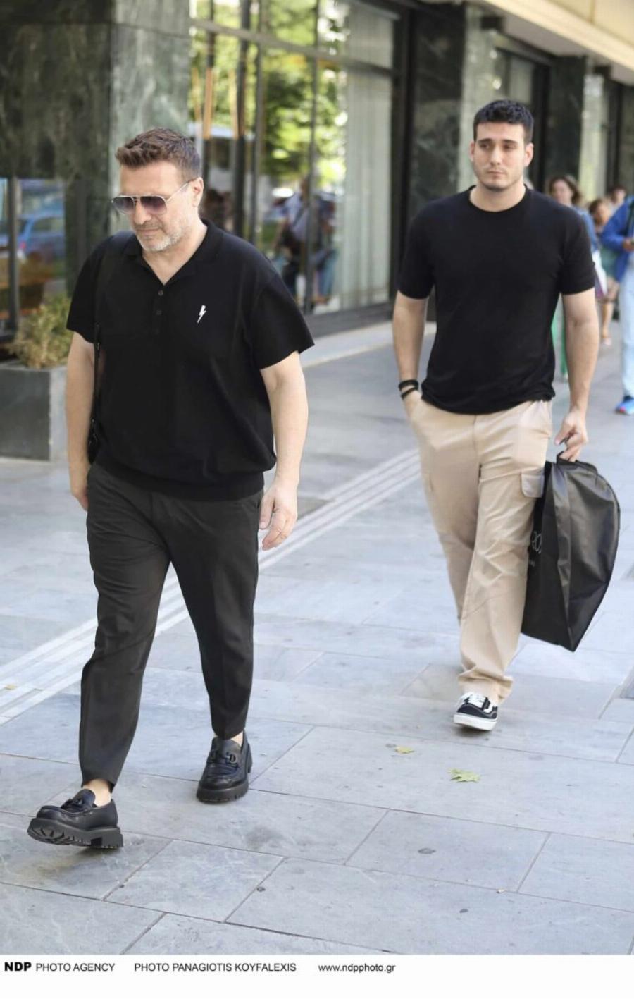 Όλοι κοιτούσαν τα παπούτσια του – Σπάνια εμφάνιση του Γιάννη Πλούταρχου στο κέντρο της Αθήνας μαζί με τον γιο του