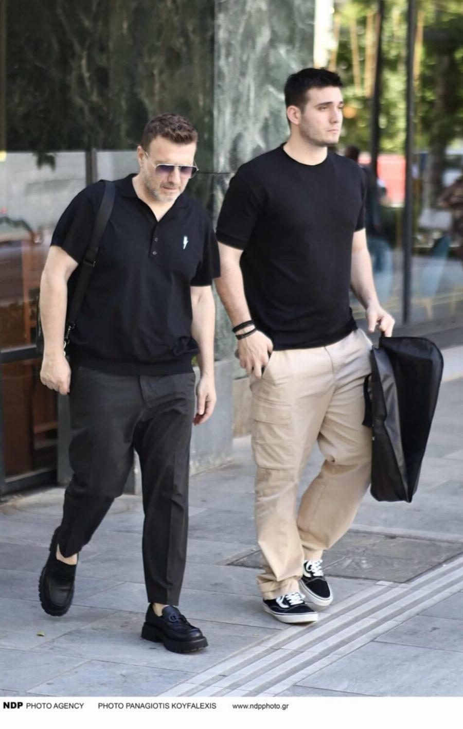 Όλοι κοιτούσαν τα παπούτσια του – Σπάνια εμφάνιση του Γιάννη Πλούταρχου στο κέντρο της Αθήνας μαζί με τον γιο του