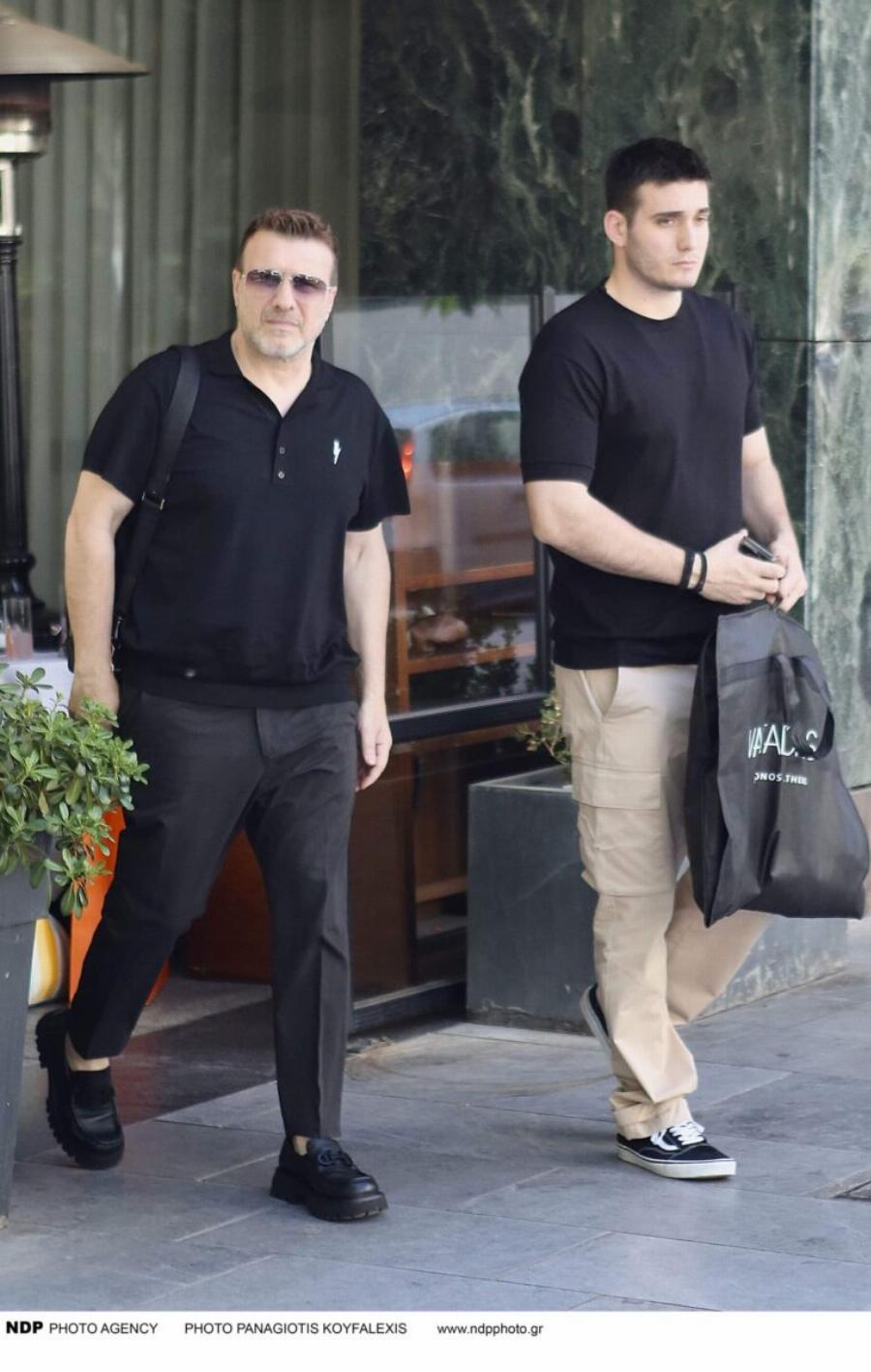 Όλοι κοιτούσαν τα παπούτσια του – Σπάνια εμφάνιση του Γιάννη Πλούταρχου στο κέντρο της Αθήνας μαζί με τον γιο του