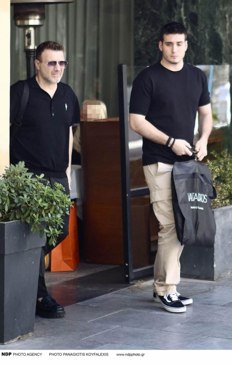 Όλοι κοιτούσαν τα παπούτσια του – Σπάνια εμφάνιση του Γιάννη Πλούταρχου στο κέντρο της Αθήνας μαζί με τον γιο του