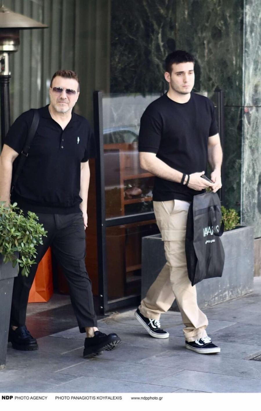 Όλοι κοιτούσαν τα παπούτσια του – Σπάνια εμφάνιση του Γιάννη Πλούταρχου στο κέντρο της Αθήνας μαζί με τον γιο του