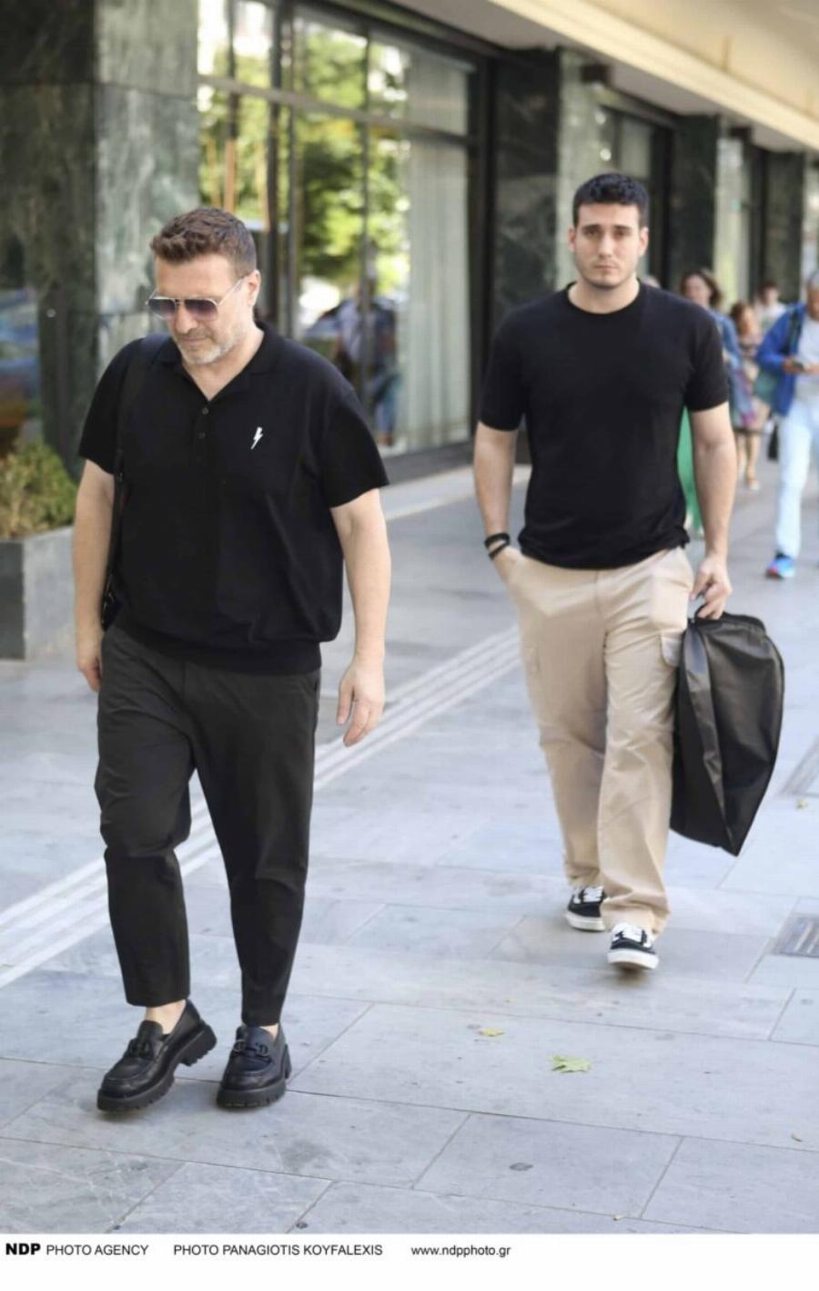 Όλοι κοιτούσαν τα παπούτσια του – Σπάνια εμφάνιση του Γιάννη Πλούταρχου στο κέντρο της Αθήνας μαζί με τον γιο του