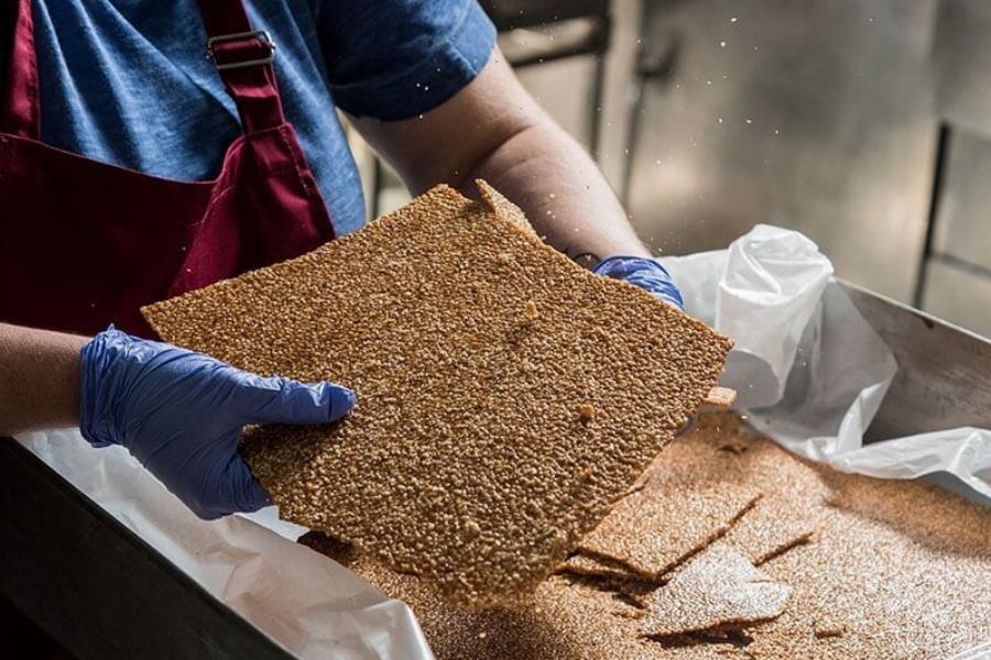 Το ελληνικό παραδοσιακό γλυκό που δίνει ενέργεια, ρίχνει τη χοληστερίνη, προστατεύει την καρδιά και κάνει καλό στα οστά