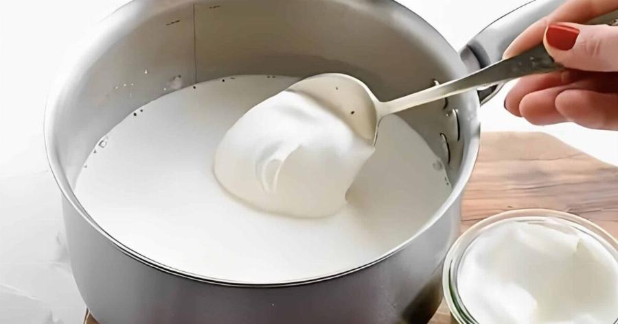 Η παρασκευή σπιτικού ελληνικού γιαουρτιού είναι μια απλή και φυσική διαδικασία