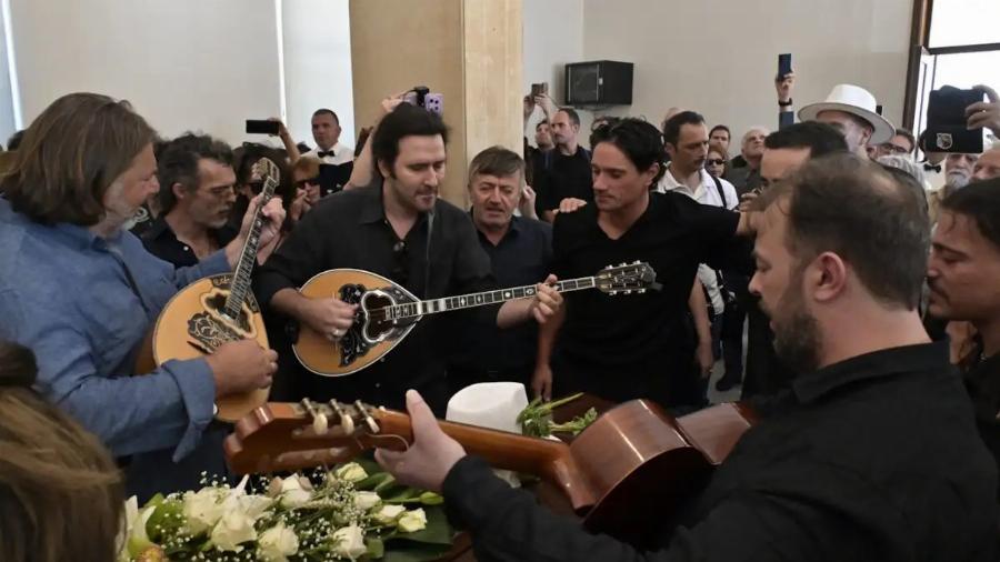 Κηδεία Νίκου Καλογερόπουλου: Τον αποχαιρέτησαν με όργανα και τραγούδια – Όλος ο καλλιτεχνικός κόσμος ήταν εκεί