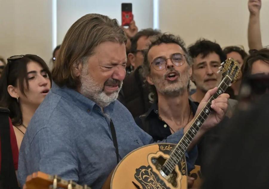 Κηδεία Νίκου Καλογερόπουλου: Τον αποχαιρέτησαν με όργανα και τραγούδια – Όλος ο καλλιτεχνικός κόσμος ήταν εκεί