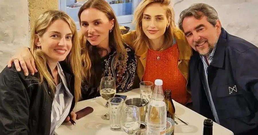 Νικόλαος Ντε Γκρες και Χρυσή Βαρδινογιάννη σε νέα κοινή φωτογραφία με φίλους – Που βρέθηκαν