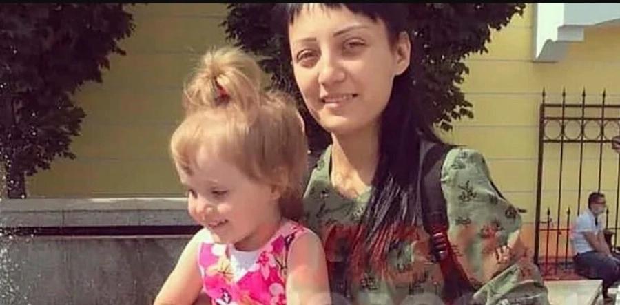 Aδιαvonτn Tpαγωδiα: Kpέμασε την 3χρονη κόρη της στο μπαλκόνι από την μπλούζα και τελικά Eπεσε