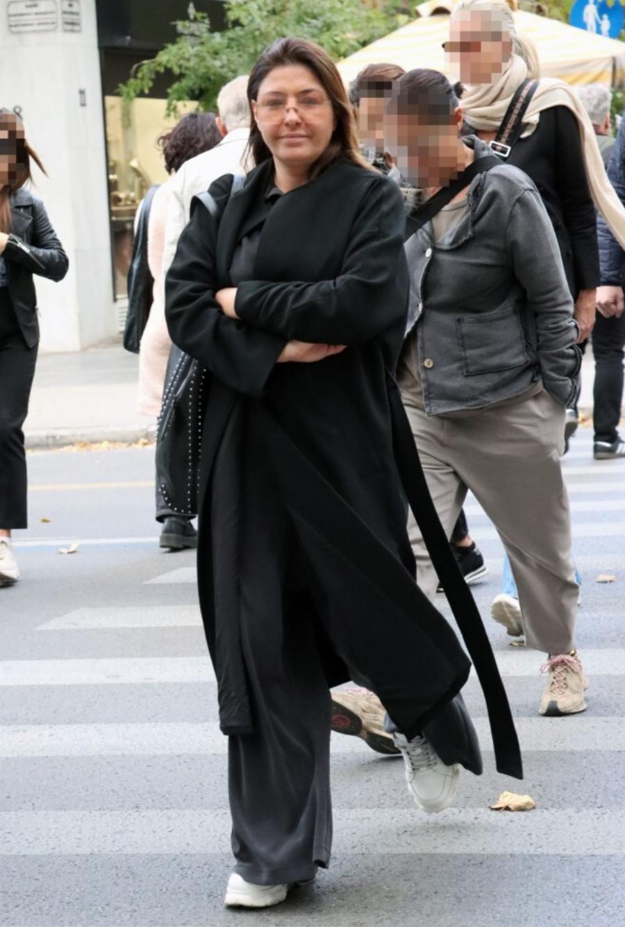 Έλενα Παπαρίζου: Αγνώριστη στο κέντρο της Αθήνας χωρίς μακιγιάζ