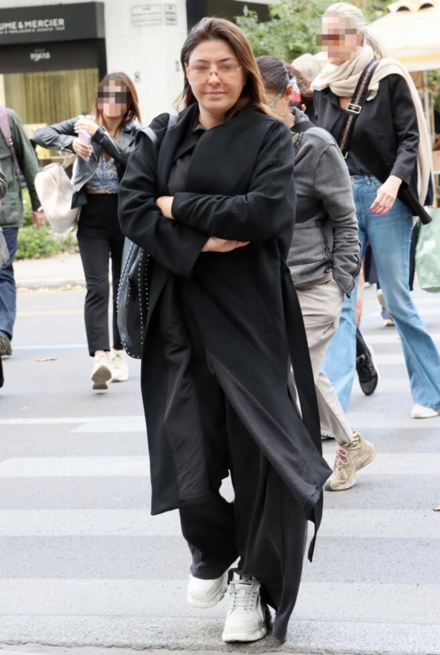 Έλενα Παπαρίζου: Αγνώριστη στο κέντρο της Αθήνας χωρίς μακιγιάζ