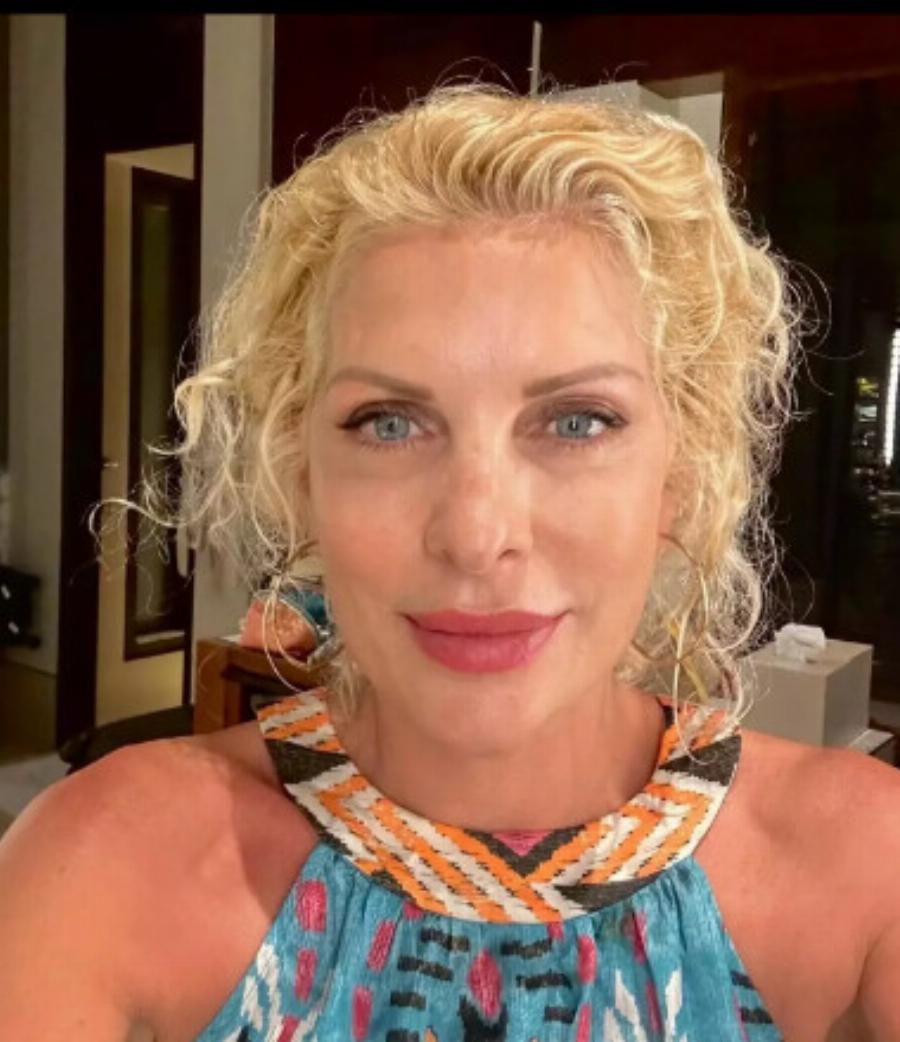 Απαράμιλλη φυσική ομορφιά: «Γκρέμισε» το ίντερνετ η Μενεγάκη ανήμερα Μεγάλης Παρασκευής με την φωτογραφία της χωρίς φίλτρα και μακιγιάζ