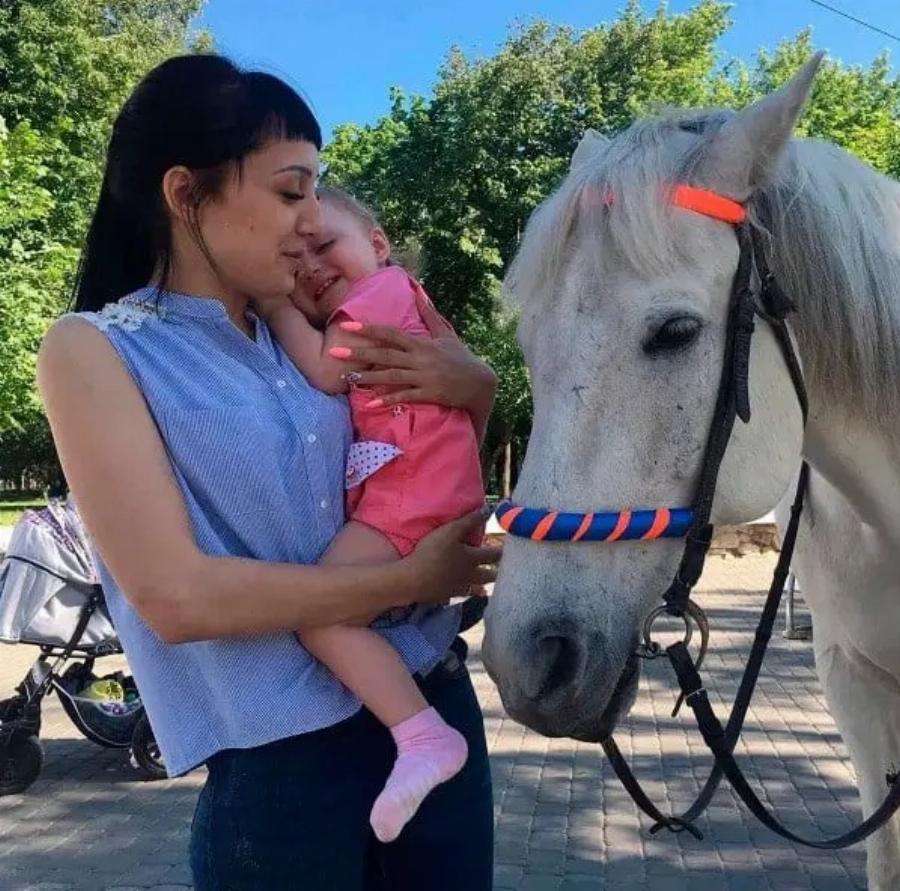 Aδιαvonτn Tpαγωδiα: Kpέμασε την 3χρονη κόρη της στο μπαλκόνι από την μπλούζα και τελικά Eπεσε