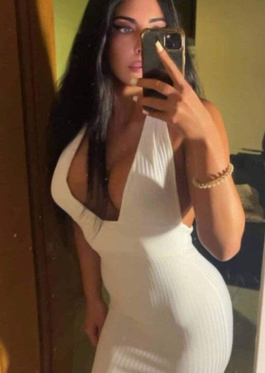 Είναι κόρη πασίγνωστου Έλληνα πολιτικού – Έχει τα πιο καταγάλανα μάτια στην Ελλάδα είναι μελαχρινή καλλονή και κάθε νέα της φωτογραφία εντυπωσιάζει