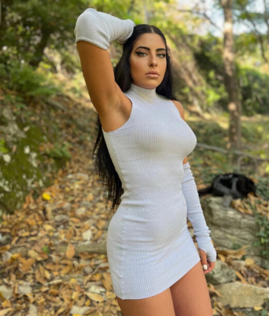 Είναι κόρη πασίγνωστου Έλληνα πολιτικού – Έχει τα πιο καταγάλανα μάτια στην Ελλάδα είναι μελαχρινή καλλονή και κάθε νέα της φωτογραφία εντυπωσιάζει