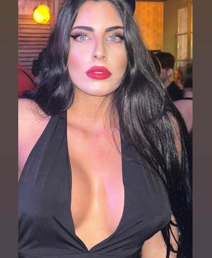 Είναι κόρη πασίγνωστου Έλληνα πολιτικού – Έχει τα πιο καταγάλανα μάτια στην Ελλάδα είναι μελαχρινή καλλονή και κάθε νέα της φωτογραφία εντυπωσιάζει