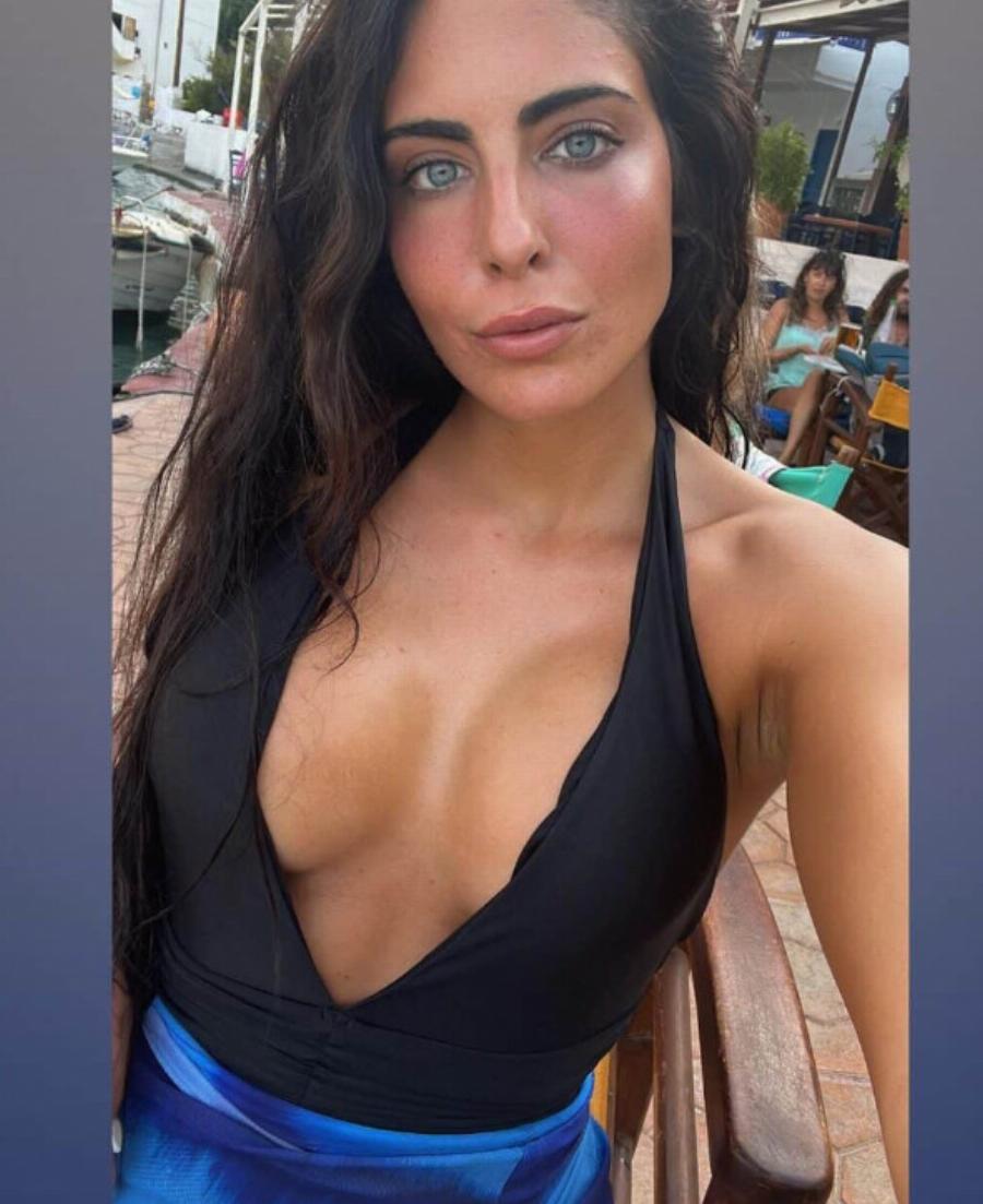 Είναι κόρη πασίγνωστου Έλληνα πολιτικού – Έχει τα πιο καταγάλανα μάτια στην Ελλάδα είναι μελαχρινή καλλονή και κάθε νέα της φωτογραφία εντυπωσιάζει