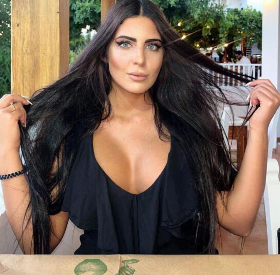 Είναι κόρη πασίγνωστου Έλληνα πολιτικού – Έχει τα πιο καταγάλανα μάτια στην Ελλάδα είναι μελαχρινή καλλονή και κάθε νέα της φωτογραφία εντυπωσιάζει