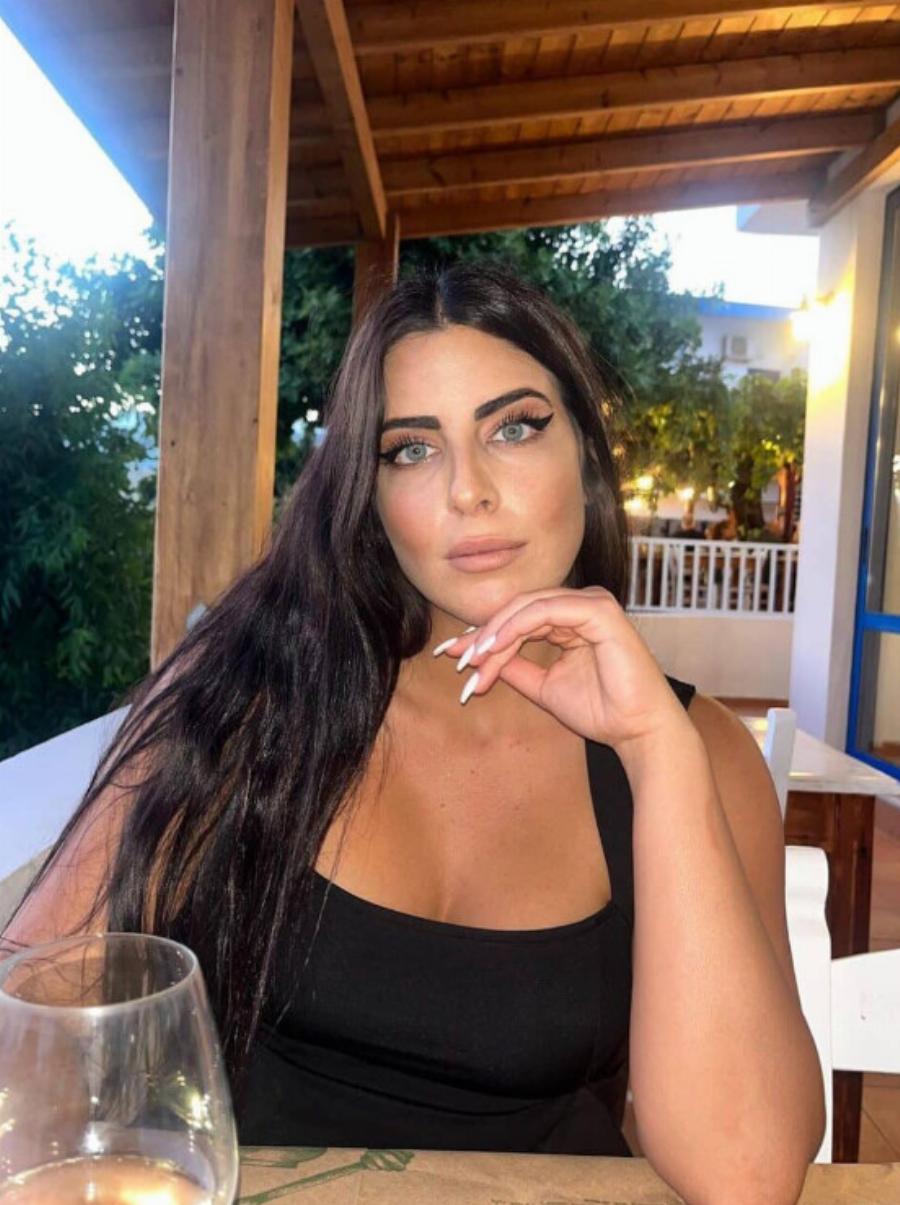 Είναι κόρη πασίγνωστου Έλληνα πολιτικού – Έχει τα πιο καταγάλανα μάτια στην Ελλάδα είναι μελαχρινή καλλονή και κάθε νέα της φωτογραφία εντυπωσιάζει