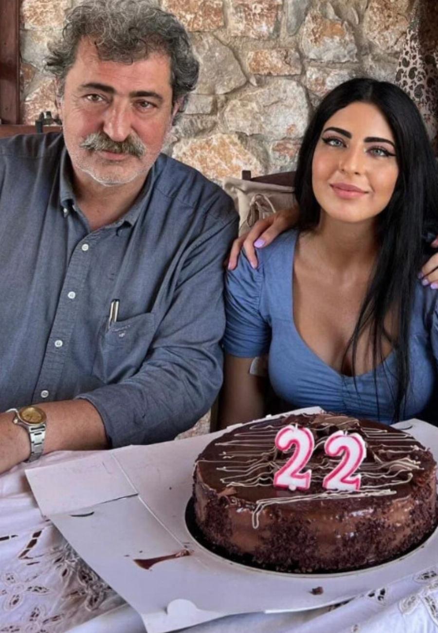 Είναι κόρη πασίγνωστου Έλληνα πολιτικού – Έχει τα πιο καταγάλανα μάτια στην Ελλάδα είναι μελαχρινή καλλονή και κάθε νέα της φωτογραφία εντυπωσιάζει