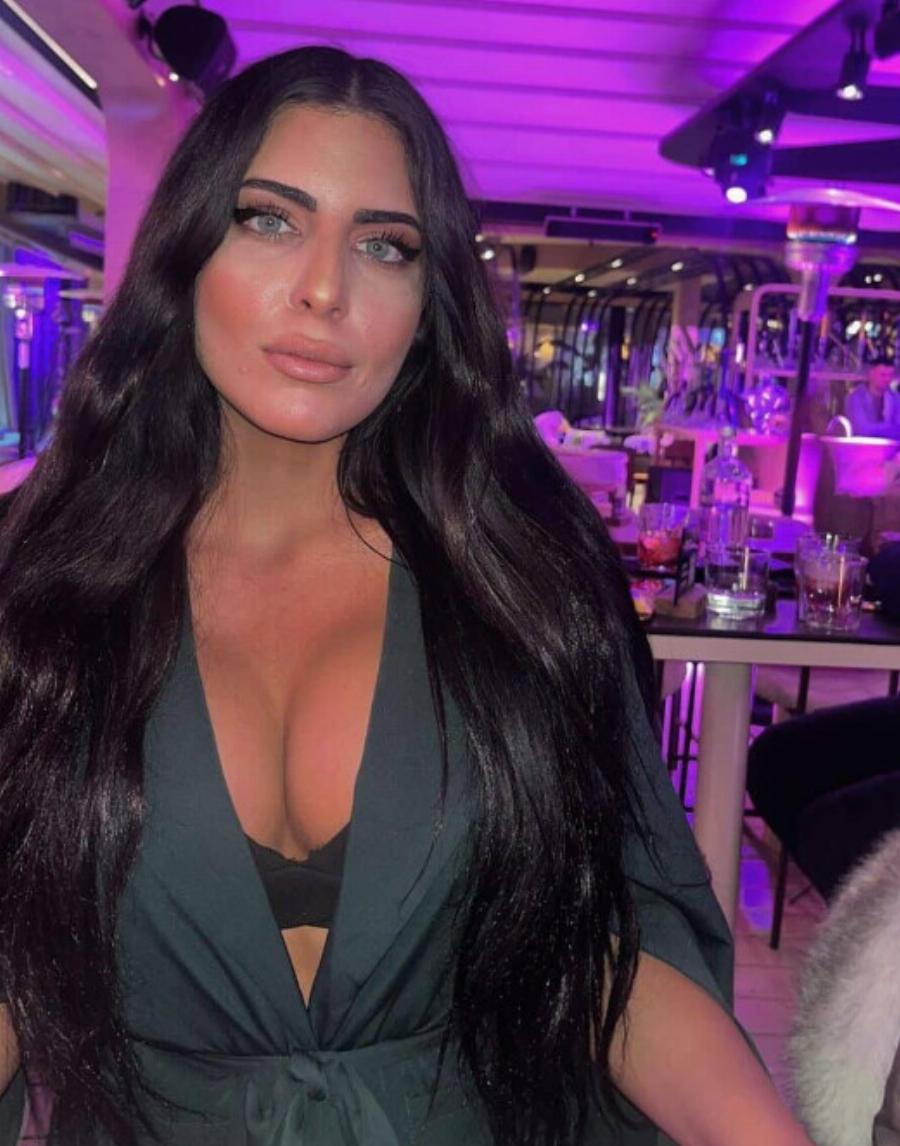 Είναι κόρη πασίγνωστου Έλληνα πολιτικού – Έχει τα πιο καταγάλανα μάτια στην Ελλάδα είναι μελαχρινή καλλονή και κάθε νέα της φωτογραφία εντυπωσιάζει