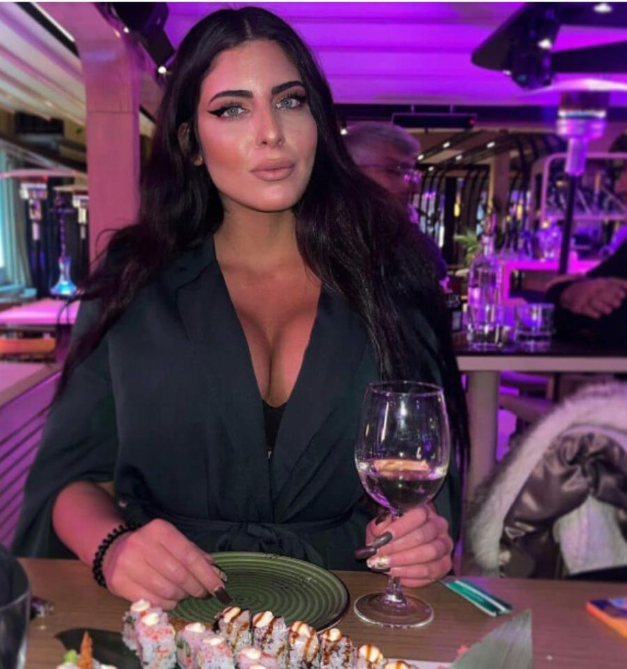 Είναι κόρη πασίγνωστου Έλληνα πολιτικού – Έχει τα πιο καταγάλανα μάτια στην Ελλάδα είναι μελαχρινή καλλονή και κάθε νέα της φωτογραφία εντυπωσιάζει