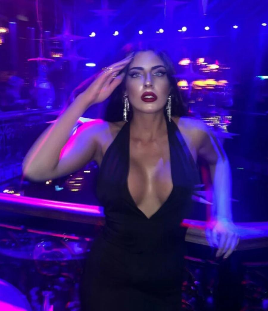 Είναι κόρη πασίγνωστου Έλληνα πολιτικού – Έχει τα πιο καταγάλανα μάτια στην Ελλάδα είναι μελαχρινή καλλονή και κάθε νέα της φωτογραφία εντυπωσιάζει