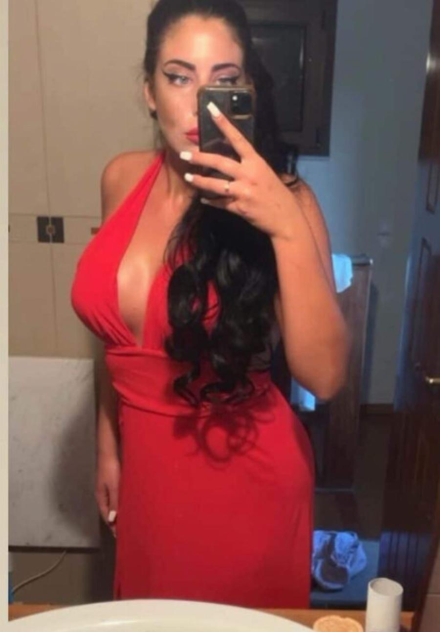 Είναι κόρη πασίγνωστου Έλληνα πολιτικού – Έχει τα πιο καταγάλανα μάτια στην Ελλάδα είναι μελαχρινή καλλονή και κάθε νέα της φωτογραφία εντυπωσιάζει