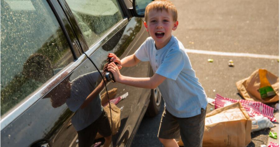 Ένα Ξυπόλυτο Παιδί Έκλαιγε και Χτυπούσε την Πόρτα Ενός Αυτοκινήτου — Όταν Κοίταξα Μέσα, Η Καρδιά Μου Σχεδόν Σταμάτησε