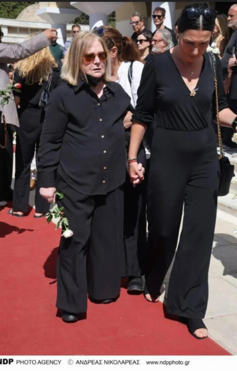 «Μισό αιώνα παντρεμένοι» Υποβασταζόμενη η Τζούλια Αργυροπούλου στο τελευταίο αντίο για τον Ντίνο Καρύδη