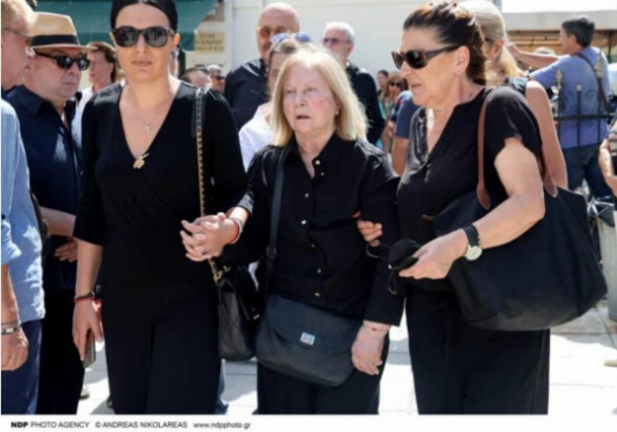 «Μισό αιώνα παντρεμένοι» Υποβασταζόμενη η Τζούλια Αργυροπούλου στο τελευταίο αντίο για τον Ντίνο Καρύδη