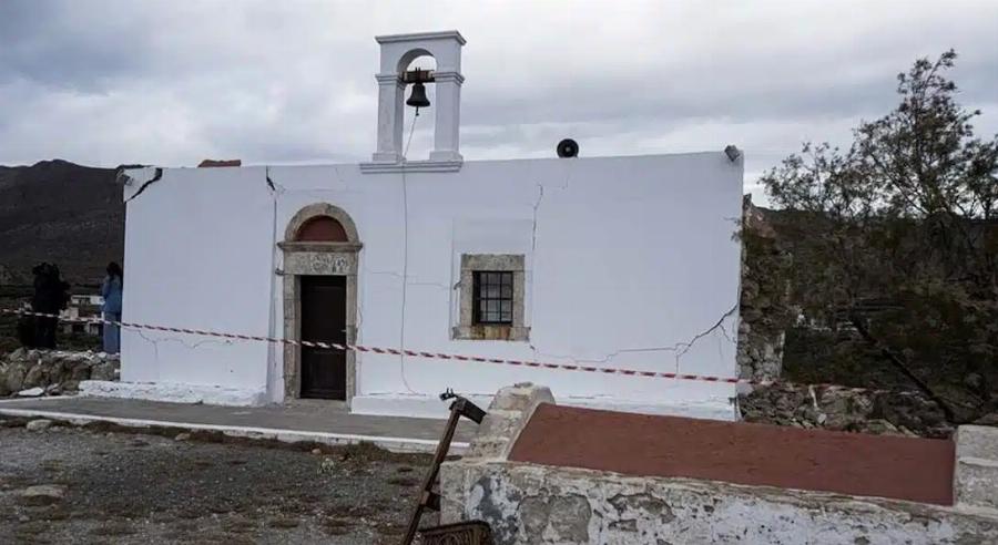 Σεισμοί στην Εύβοια: Διακόπηκε από τα Ρίχτερ βάπτιση, έπαθε ζημιές η εκκλησία – Κατέρρευσε εγκαταλελειμμένο κτίριο