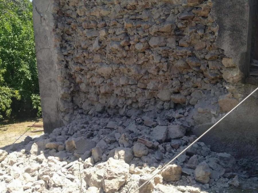 Σεισμοί στην Εύβοια: Διακόπηκε από τα Ρίχτερ βάπτιση, έπαθε ζημιές η εκκλησία – Κατέρρευσε εγκαταλελειμμένο κτίριο