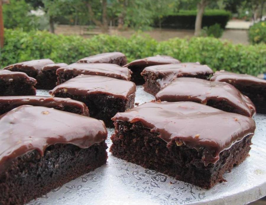 Σοκολατόπιτα που δεν στεγνώνει ποτέ – το μυστικό στο σιρόπι