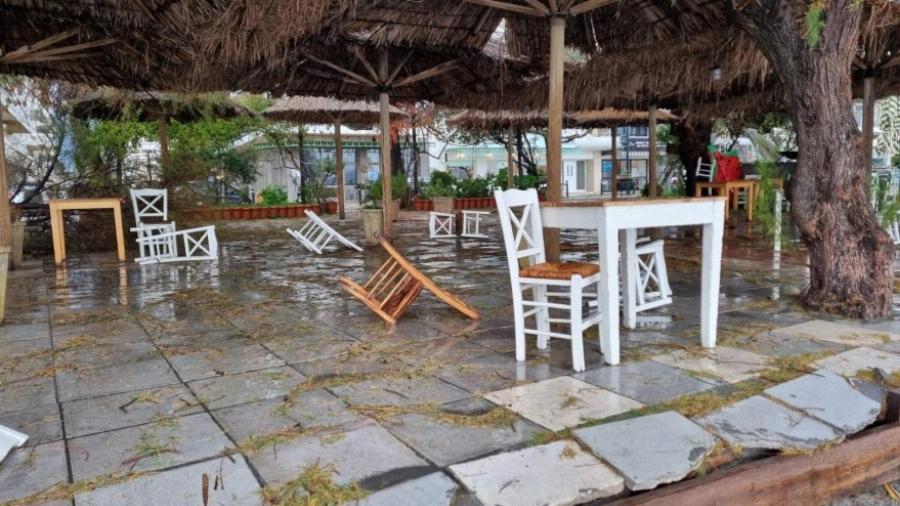 Μεγάλες καταστροφές – Ξηλώθηκε ο παραλιακός δρόμος, χείμαρρος παρέσυρε αυτοκίνητα