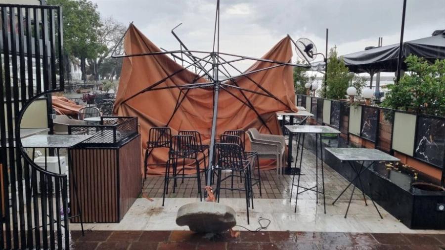 Μεγάλες καταστροφές – Ξηλώθηκε ο παραλιακός δρόμος, χείμαρρος παρέσυρε αυτοκίνητα